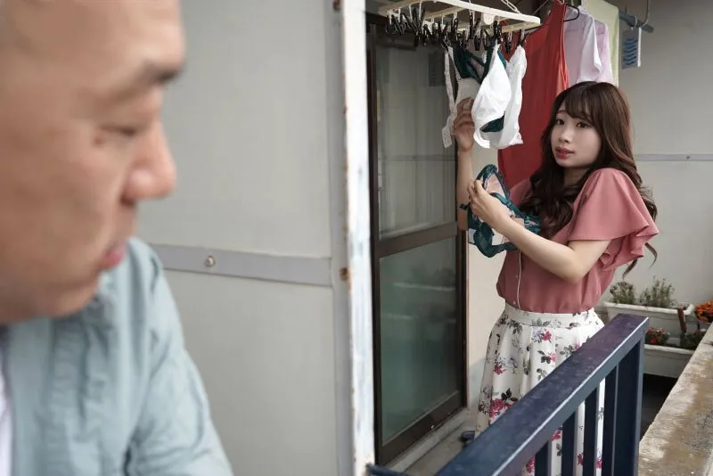 Gã nhà bên chuyên soi mói và cặp vợ yêu gã chồng thường xuyên rên la quá to