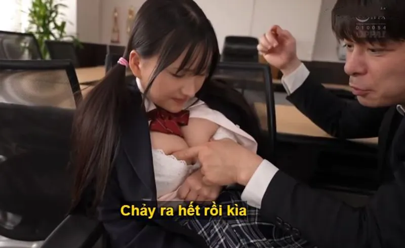 Trong suốt 3 năm, thầy giáo đã rèn luyện cô học trò ngực đẹp thành "cái bình đựng tinh".